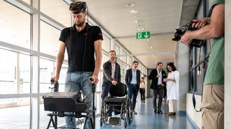 Cíti sa ako aj batoľa, ktoré sa učí chodiť. Paralyzovaného muža postavili na nohy mozgové implantáty