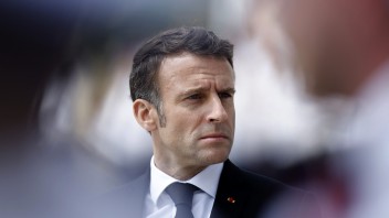 Francúzsky prezident Emmanuel Macron pricestuje na Slovensko