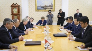 Lavrov povedal čínskemu diplomatovi, že prekážkou k mierovým dohovorom s Ukrajinou sú západné štáty