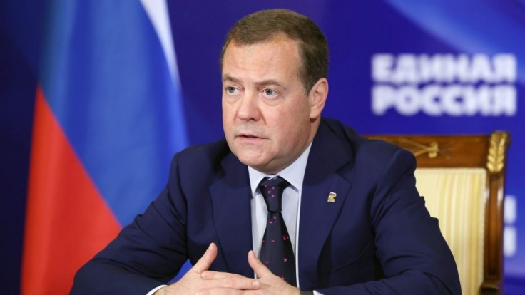 Medvedev si myslí, že vojna na Ukrajine smie trvať desaťročia. Rokovania so Zelenským nebudú, vyhlásil
