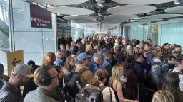 Cestujúci uviazli na britských letiskách. Zlyhali elektronické brány, pasažierov kontrolovali manuálne