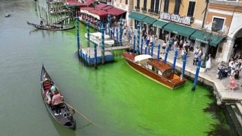 FOTO: Canal Grande v Benátkach sa sfarbil dozelena. Špekuluje sa, že sú za tým aktivisti