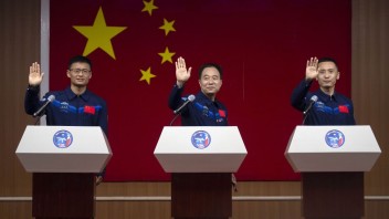 Čína vyšle do vesmíru prvého civilistu. Bude súčasťou posádky kozmickej lode Šen-čou 16