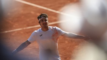 Roland Garros: Medvedev v päťsetovej bitke podľahol Brazílčanovi Seybothovi