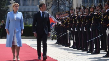Príchod francúzskeho prezidenta Emanuela Macrona do prezidentského paláca