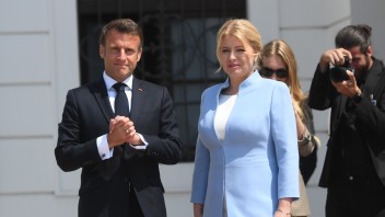 FOTO: Macron pricestoval na Slovensko. V paláci ho privítala prezidentka Čaputová