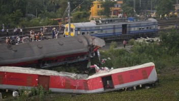 Zistili, čo mohlo spôsobiť tragickú nehodu vlakov v Indii. Úrady prípad vyšetrujú