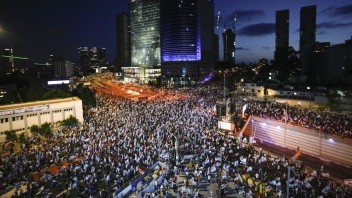 Masové demonštrácie v Tel Avive nepoľavujú. Do ulíc vyšli desaťtisíce ľudí, tvrdia izraelské médiá