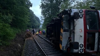 Prevrátený vlak pri Rimavskej Sobote si vyžiadal niekoľko zranených. Hospitalizované sú tri osoby