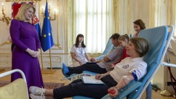 Prezidentský palác privítal dobrovoľných darcov krvi. Jeden z nich mal za sebou už tristo odberov