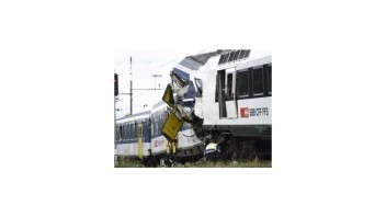 Pri zrážke dvoch vlakov vo Švajčiarsku sa zranilo 35 ľudí, rušňovodič neprežil