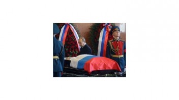 V Moskve pochovali konštruktéra pechotných zbraní Kalašnikova