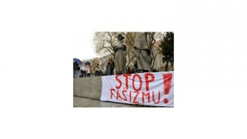 Aj napriek dažďu sa v Bratislave pochodovalo proti fašizmu