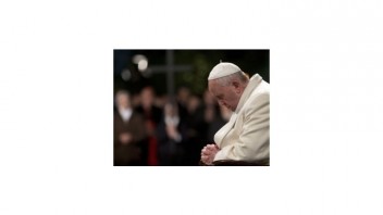 Pápež sa pomodlil za všetkých trpiacich na obrade krížovej cesty