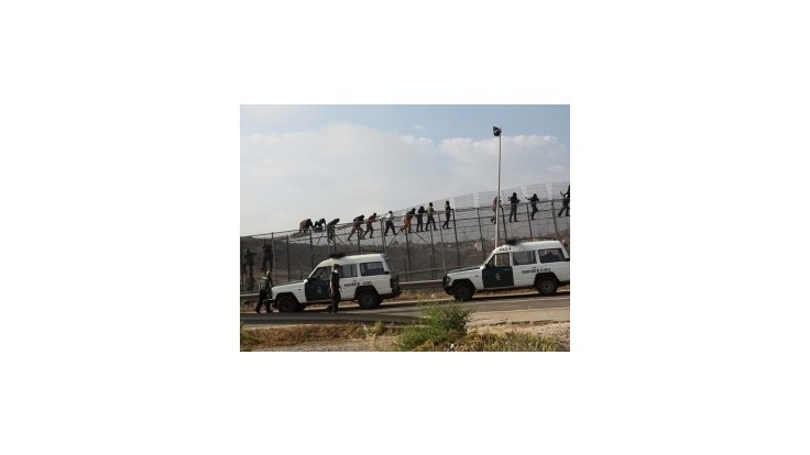 Na plot medzi Marokom a španielskou enklávou zaútočili migranti