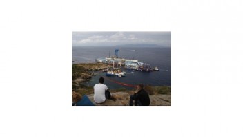 Vrak lode Costa Concordia odtiahnu z pobrežia