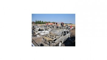 Pri Vincovom lese neďaleko Sládkovičova zhorelo vyše 50 áut