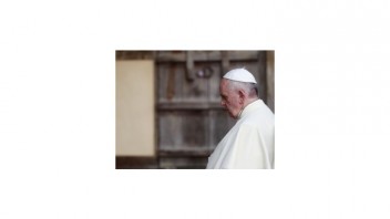 Modlím sa za všetkých obyvateľov SR, odkázal pápež z paluby lietadla