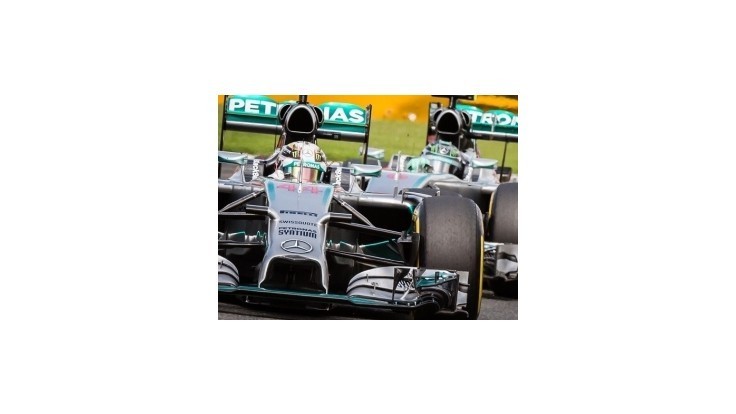 Rosberg narazil do Hamiltona úmyselne, Mercedes upokojuje jazdcov