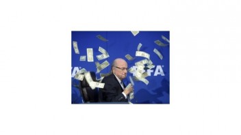 Tlačovka Blattera sa nezaobišla bez škandálu, vo vzduchu lietali bankovky