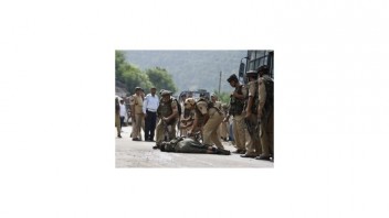 V Kašmíre napadli militanti polovojenský konvoj, strhla sa prestrelka