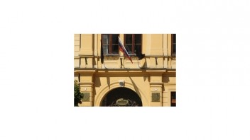 Slováci si pripomínajú SNP, na Kotlebovom úrade viseli čierne vlajky