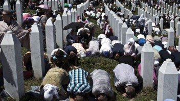Srbská prokuratúra obvinila osem ľudí z účasti na masakre v Srebrenici
