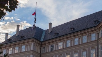 Recesistická skupina Ztohoven vyvesila nad Pražským hradom obrovské červené trenírky