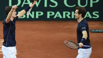 Bratia Murrayovci zvládli štvorhru, Briti vedú vo finále Davis Cupu