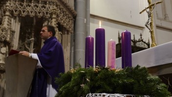 Kresťania zapaľujú prvú adventnú sviecu, začína sa príprava na Vianoce