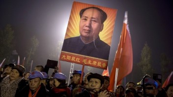 Číňania postavili gigantickú zlatú sochu Mao Ce-tunga