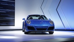 Rusi nakupujú výrazne menej áut, Porsche si naopak polepšilo