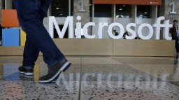 Počítačový trh sa oslabil, Microsoftu klesli tržby