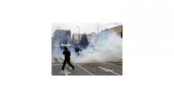 Polícia v Aténach nasadila proti demonštrantom slzotvorný plyn