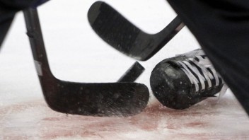 Iba šestnásťročný ruský hokejista zomrel po zásahu pukom
