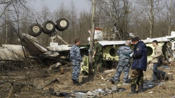 Poliaci obnovili vyšetrovanie pádu lietadla, na palube ktorého zahynul prezident