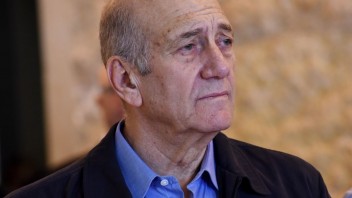Olmert ako prvý expremiér v dejinách Izraela nastúpil do väzenia