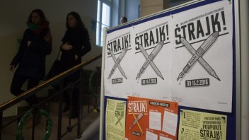 Vysokoškolskí učitelia prebrali štafetu, časť je v ostrom štrajku