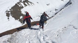 V Himalájach sa zrútilo lietadlo s 23 ľuďmi, po dopade zhorelo