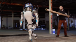 Predstavili znepokojivo reálneho robota. Atlas úspešne čelí aj šikane