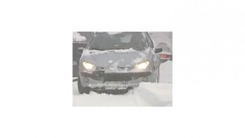 Snehová kalamita narušila dopravu v Česku, mnohé cesty uzavreli