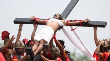 Veriaci na Filipínach sa nechali ukrižovať, cirkev rituál neschvaľuje