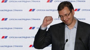Srbské predčasné voľby ovládla premiérova strana, v snemovni aj radikáli