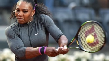Serena sa vrátila na tenisové kurty, počas tréningu sa dokázala aj odreagovať