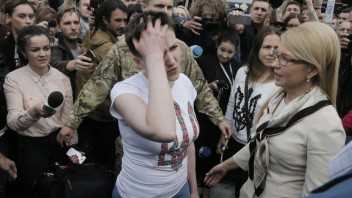 Ukrajinka Savčenková je doma. Rusi ju vymenili za vojakov