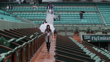 V Paríži husto prší. Súboje na Roland Garros neodohrajú