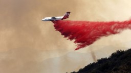 V USA sa rýchlo šíria požiare, v Kalifornii zasahujú stovky hasičov