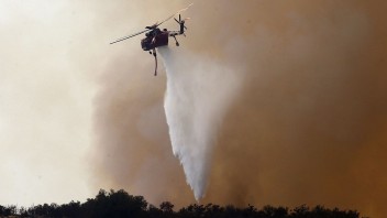 V Kalifornii zápasia s veľkým požiarom, v Číne so záplavami