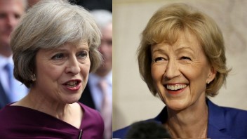 Boj o post šéfa britských konzervatívcov vrcholí, Camerona nahradí žena