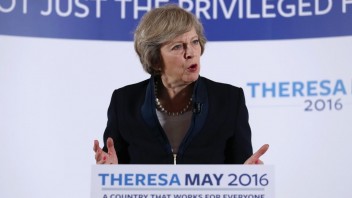 Britský premiér Cameron odstúpi v stredu, novou premiérkou bude Mayová
